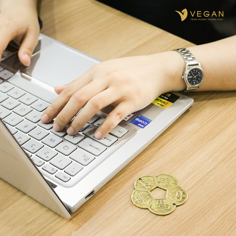 đồng xu hoa mai đặt trên bàn làm việc dong xu hoa mai dat tren ban lam viec