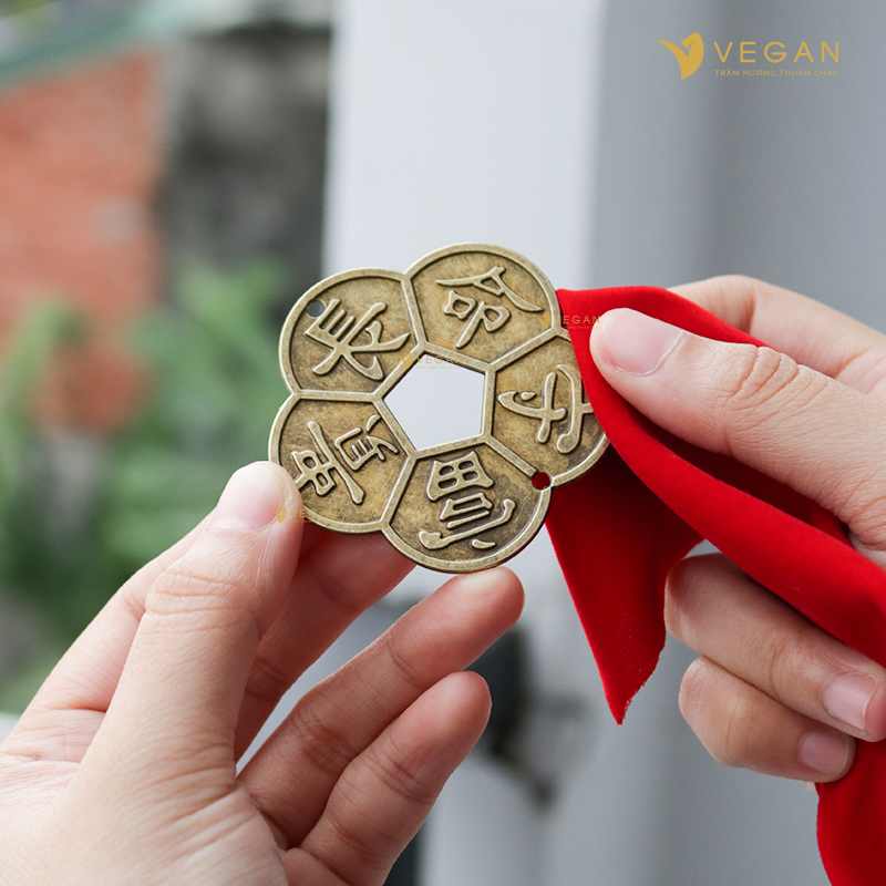 tẩy uế đồng xu hoa mai tay ue dong xu hoa mai