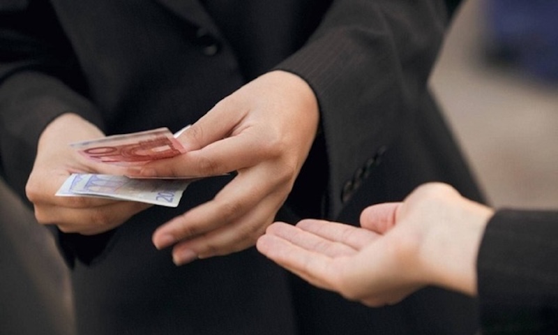 mơ thấy bị đòi nợ mo thay bi doi no